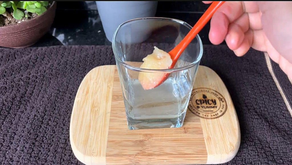 og3 – Spicyum Adding honey into the glass.